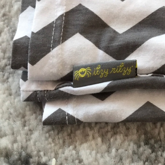 Multi-functional Itzy Ritzy Nursing Scarf - Picture 4 of 4